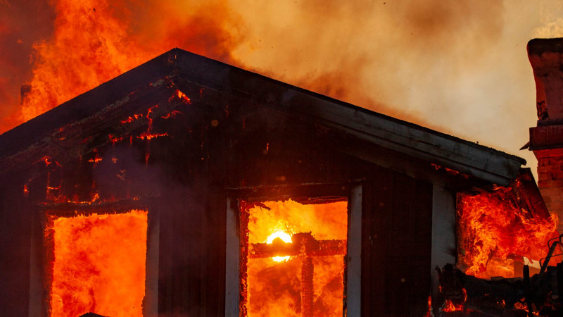 Bakıda içərisində 4 ton məhsul olan anbar yanıb