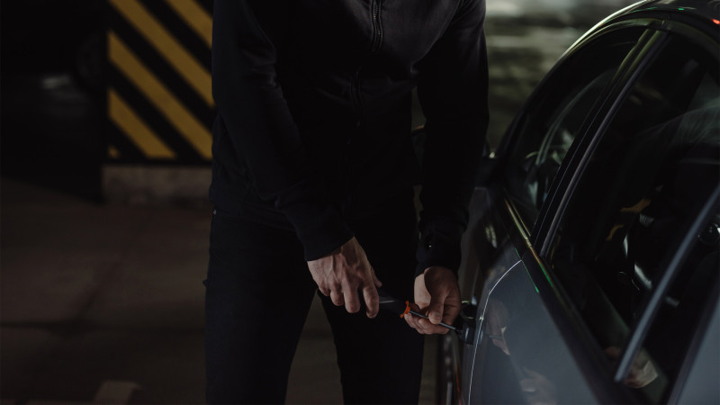 Yasamalda “BMW”-dən pul oğurlanıb