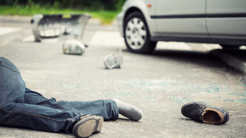 Mərdəkan qəsəbəsində yolu keçən piyadanı avtomobil vurub