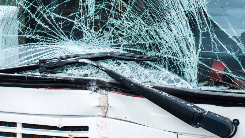 Bakıda sürücü sükan arxasında yataraq arakəsməyə çarpılıb