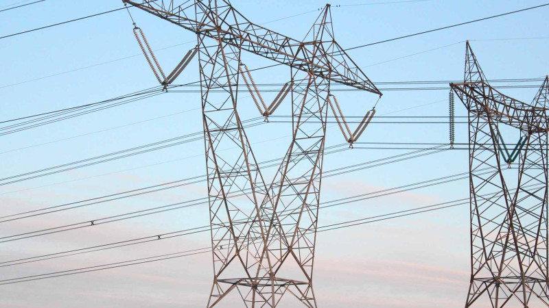“Gərginlik altında” olan yaşayış binaları: Bakıda niyə elektrik xətlərinin altında evlər tikilir