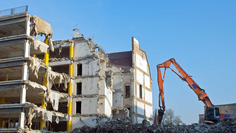 Bakıda “Zəfər” memorial kompleksinin inşası ilə əlaqədar 11 mərtəbəli yaşayış binası sökülür