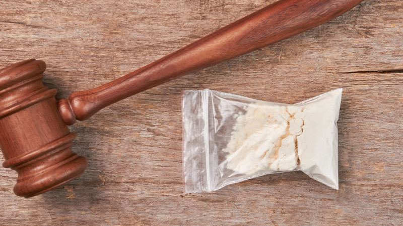 Bakıda məhbusun xalası qızı həbsxanaya heroin keçirmək istədi