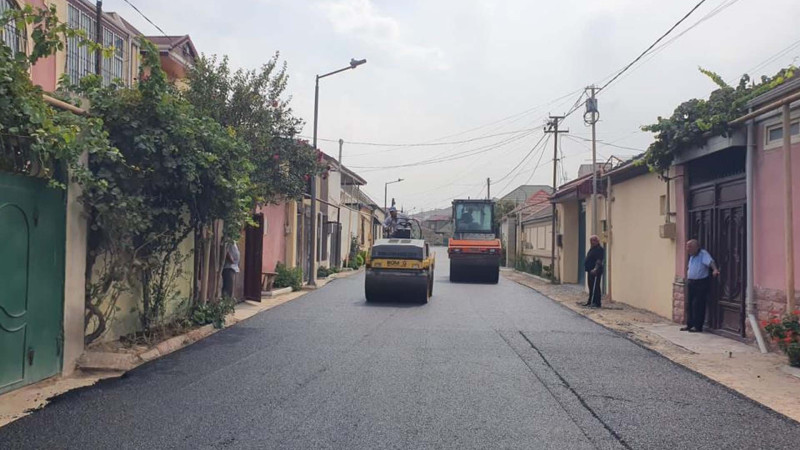Qaraçuxur qəsəbəsində məhəlləarası küçələrdə asfalt örtüyü salınır