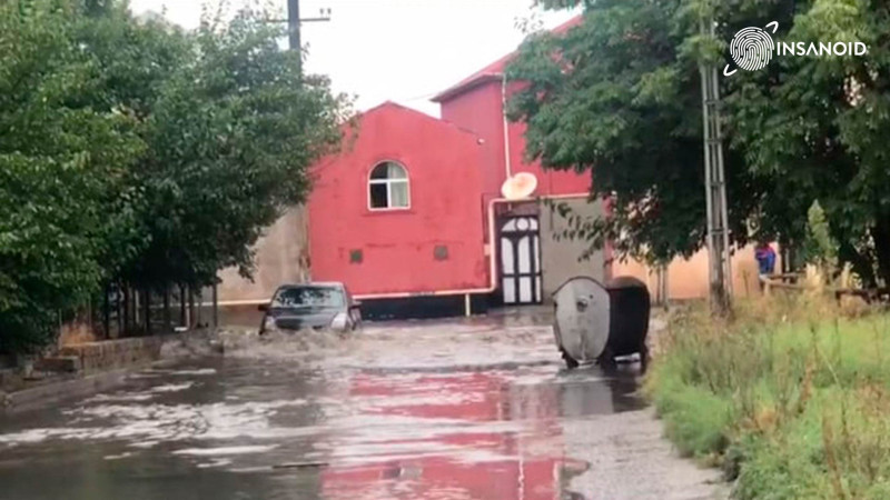 Yağış səbəbindən Bakının bu qəsəbəsini su basıb: avtobuslar küçələrdən keçə bilmir