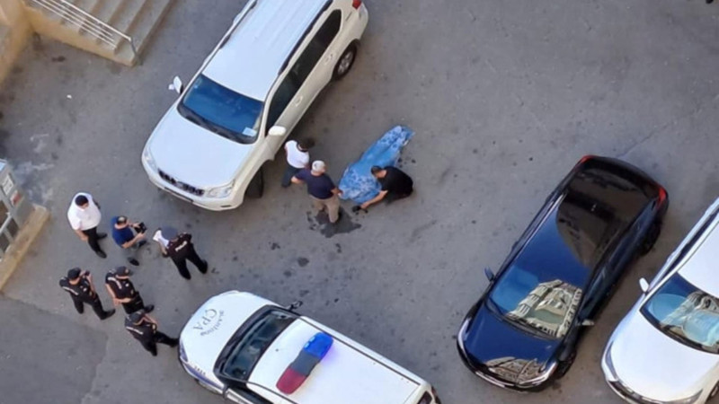 9-cu mikrorayonda 18 yaşlı gənc binadan yıxılaraq ölüb