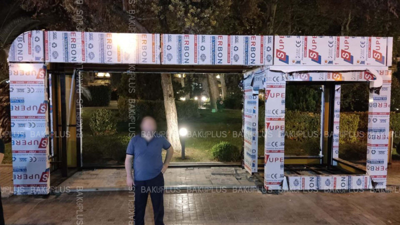 Kukla Teatrının qarşısında müasir, kondisionerli dayanacaq quraşdırılır