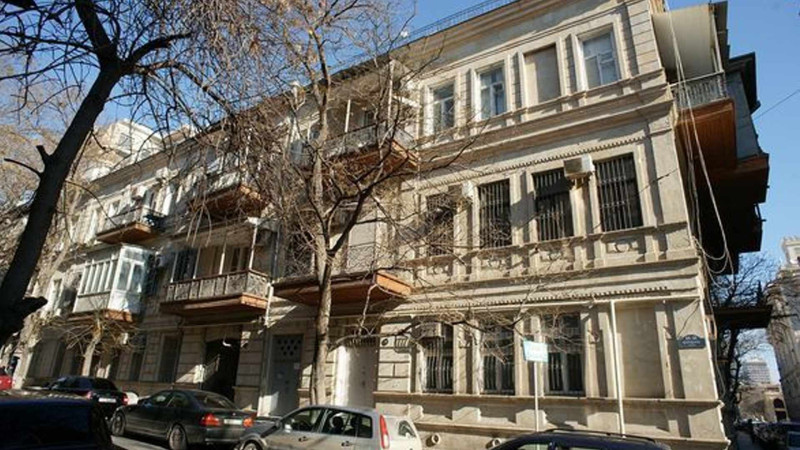 Bakının mərkəzində tarixi binanın fasadı zədələnib