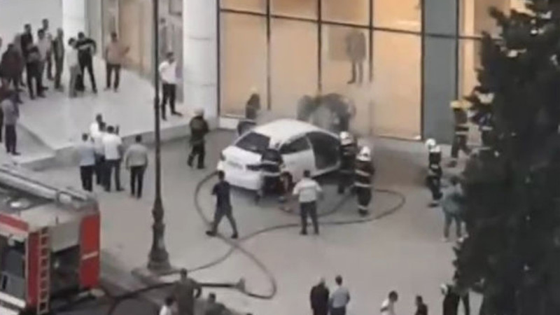 Ukrayna dairəsinin yaxınlığında avtomobil yanıb