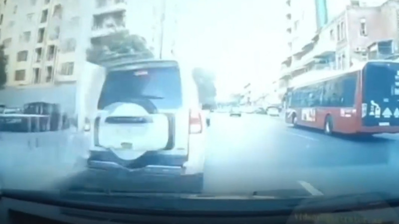 Bakıda “Prius” yol kənarında dayanan “Pajero”ya çarpılıb