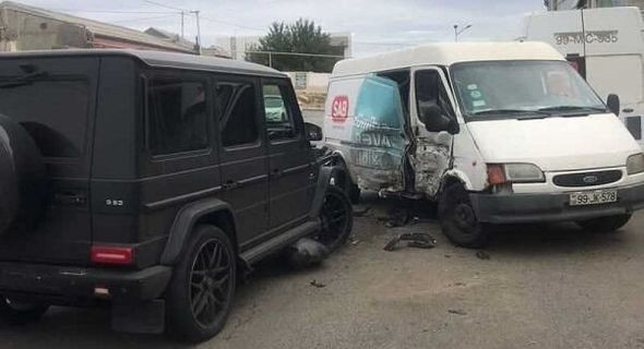 Bakıda qəza: “Gelandewagen” mikroavtobusla toqquşub