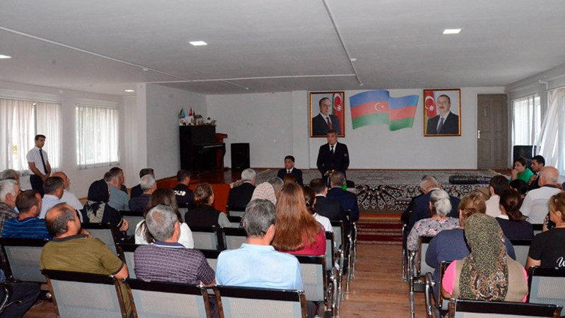 Qızıldaş qəsəbəsində icra başçısı sakinləri qəbul edib