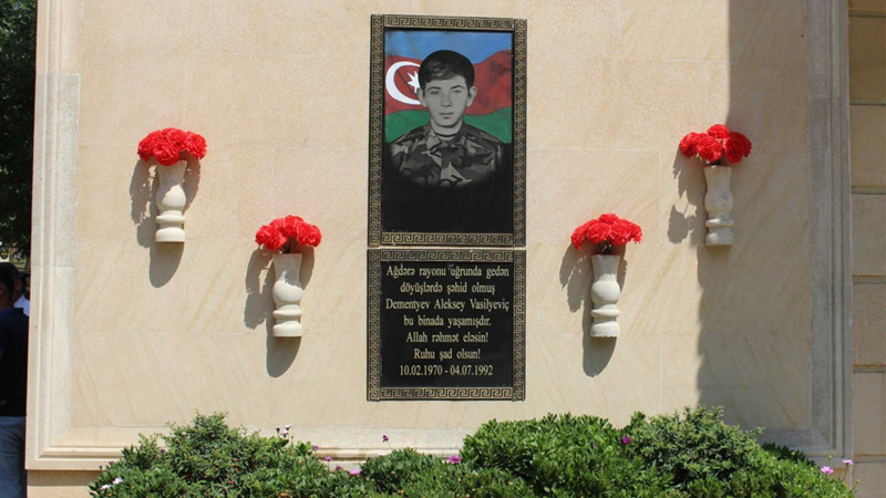 Səbail rayonunda Qarabağ müharibəsi şəhidi Aleksey Dementyevin xatirə lövhəsi qoyulub