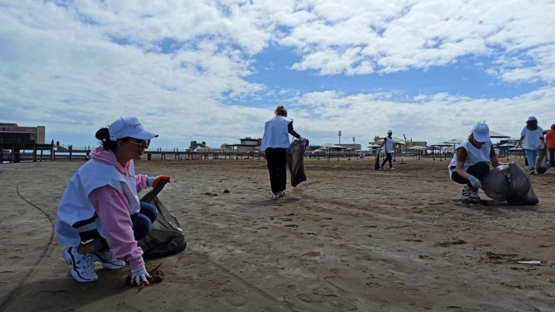 Mərdəkan qəsəbəsində aksiya keçirilib: çimərlikdə təmizlik işləri aparılıb