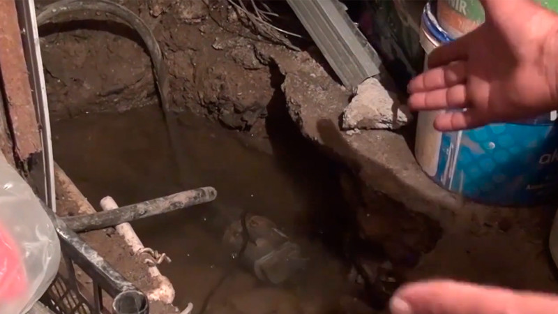 Xətai rayonunda yerin altından çıxan su evlərə dolur