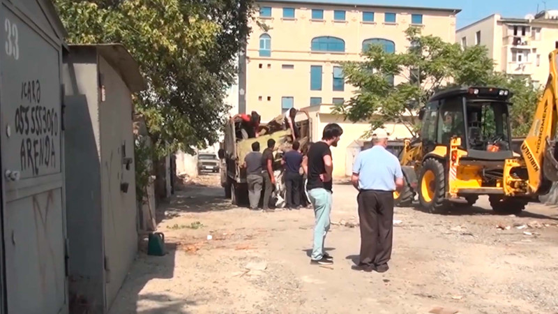 Xətai rayonunda Kaspar binasının qarajları sökülür: sakinlərin maşınlarını saxlamağa yeri qalmır