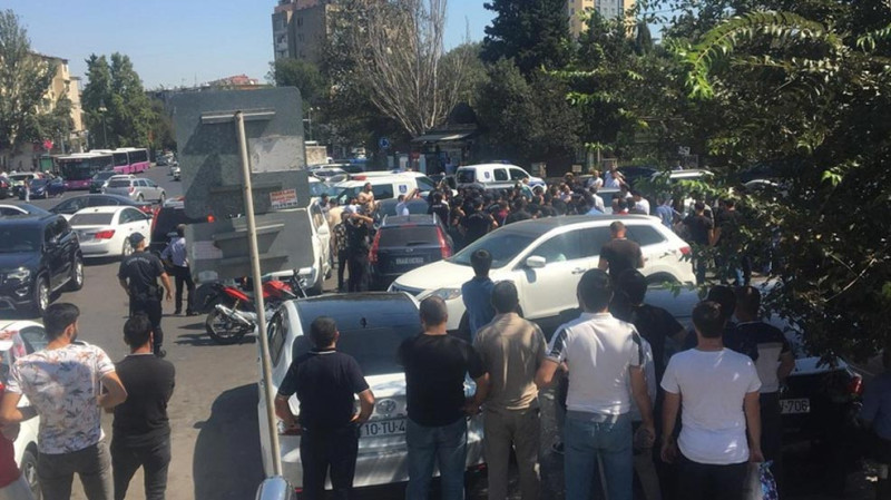 “Əcəmi”də bir nəfər avtomobil parklanması üçün yer zəbt edib