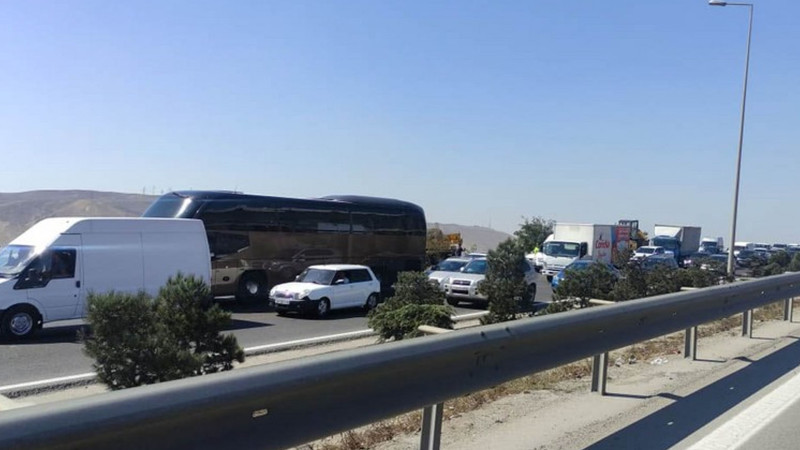 Bakıda avtomobil aşıb: qəza nəticəsində yolda sıxlıq yaranıb