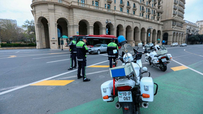Bakıda yol hərəkətini tənzimləyən polis əməkdaşını avtomobil vurub