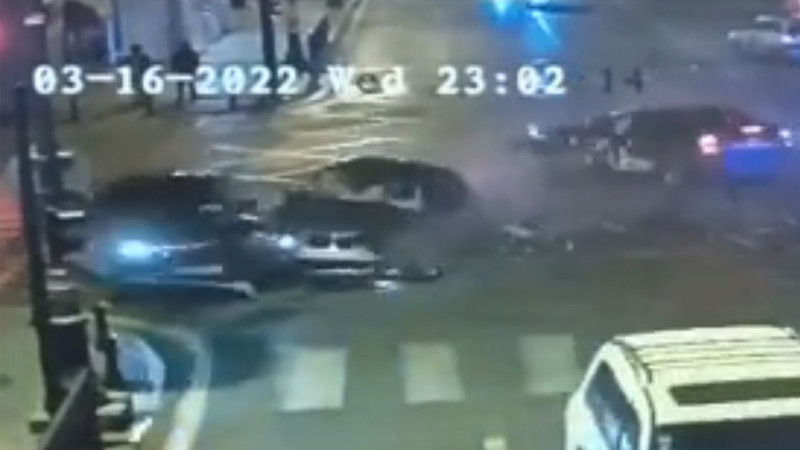 Nərimanovda Prius qəza törədib: 3 avtomobilə ciddi ziyan dəyib