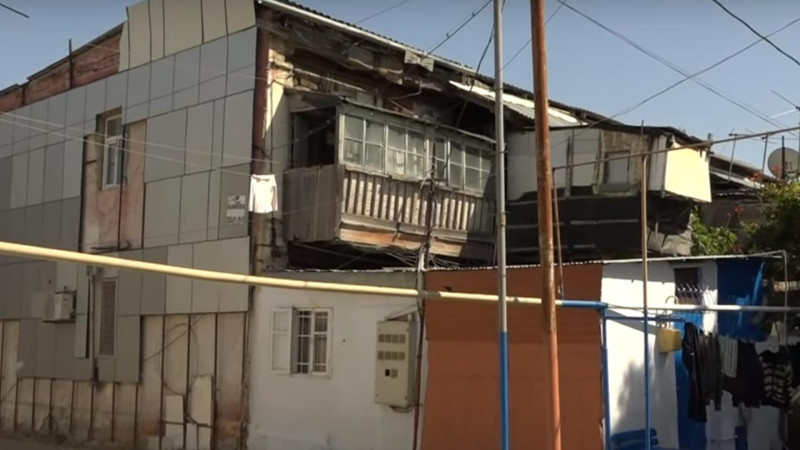 Bir əsrə yaxın yaşı olan binanın sakinləri təhlükə ilə üzləşiblər: qəzalı bina niyə sökülmür?