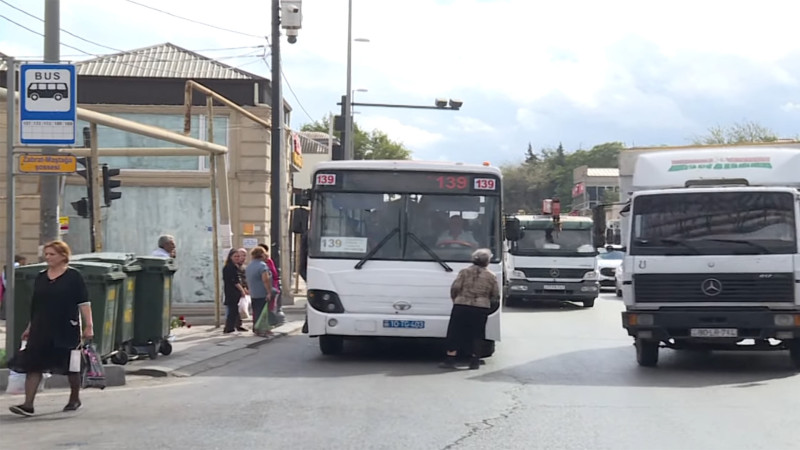 Zabratda zibil qutuları avtobus dayanacağının yanında quraşdırılıb