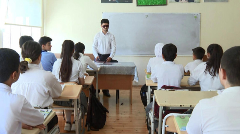 Bakıda yerləşən 45 nömrəli məktəbin görmə əngəlli müəllimi var