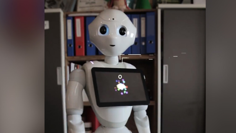 “YARAT” İncəsənət Mərkəzinə robot-humanoid gətirilib
