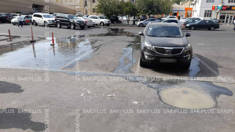 Dəmiryol Vağzalının qarşısında kanalizasiya suyu küçəyə axır