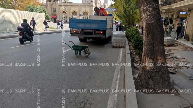 Azadlıq prospektində səkinin bir hissəsi bağlanıb