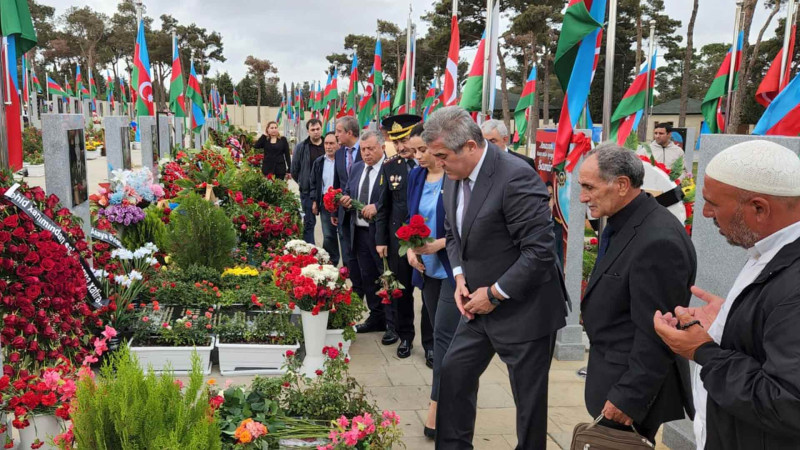 Qaradağ rayonunda Vətən müharibəsi şəhidi Türkay Hüseynlinin məzarı ziyarət olunub
