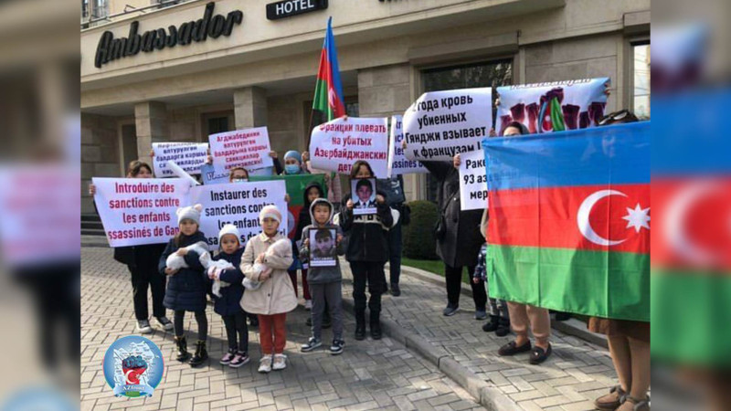 Fransanın Bişkəkdəki səfirliyi qarşısında petisiyaya dəstək aksiyası keçirilib