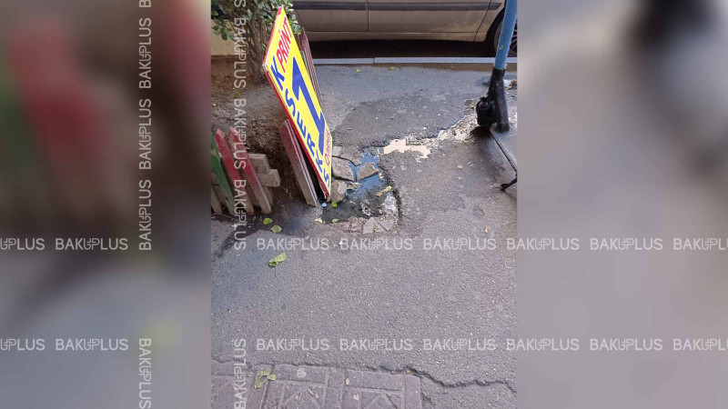 “28 mall” ticarət mərkəzinin yanında mənbəyi bilinməyən su küçəyə axır