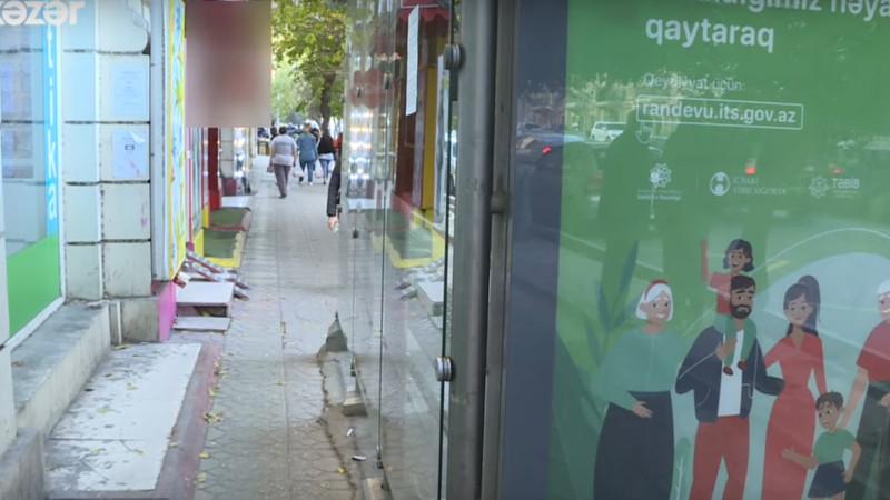 Nərimanovda avtobus dayanacağı düz səkinin ortasında quraşdırılıb