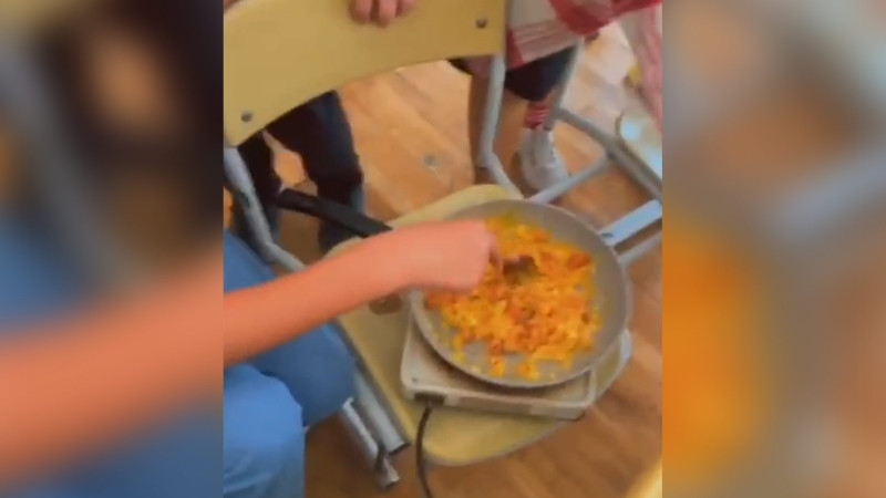 Bakıda şagirdlər dərs vaxtı pomidor-yumurta bişiriblər