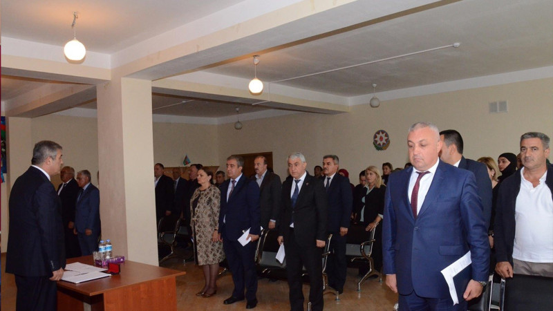 Qaradağ rayon İcra Hakimiyyətinin başçısı sakinlərin müraciətlərini dinləyib