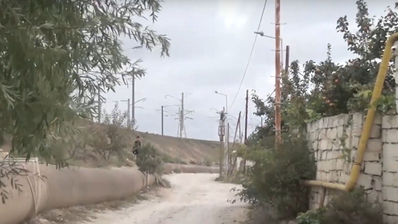 Bakıda bu küçənin sakinlərinin asfalt yol arzusu yolun özü kimi yarımçıq qalıb