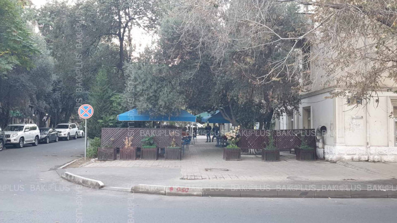 Yasamal: Məmməd Rahim küçəsində piyadalar hərəkət edən zaman 3 qat maneə ilə üzləşirlər