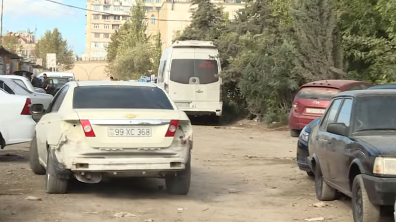 Bu yolu istifadəsiz avtomobillər daraldıb, təmir sexləri isə yolun digər tərəfini zəbt edib
