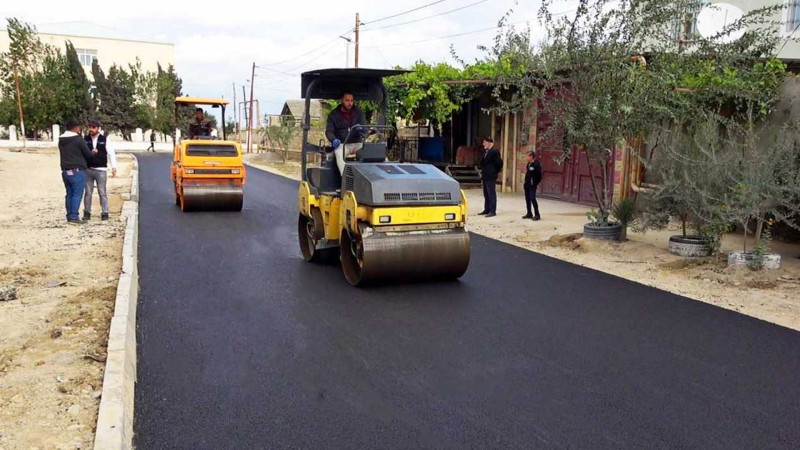 Zığ qəsəbəsinin Dədə Qorqud yaşayış massivində yollar əsaslı təmir olunur