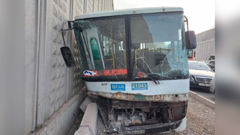 Bakıda marşrut avtobusu qəzaya uğrayıb