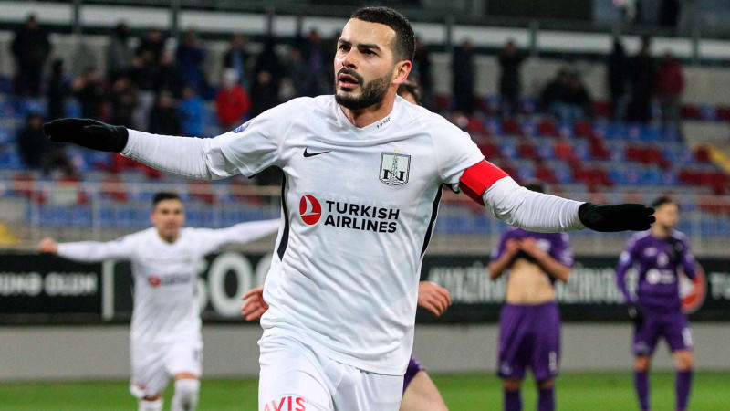 “Neftçi”nin futbolçusu ikiqat yubileyini “Kəpəz”lə oyunda rəsmiləşdirib