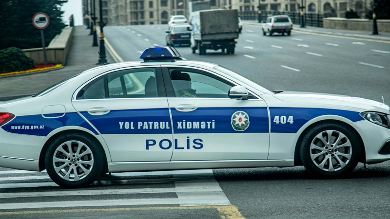 Avtoxuliqanın dostu polis avtomobilini yandırmaq istəyib