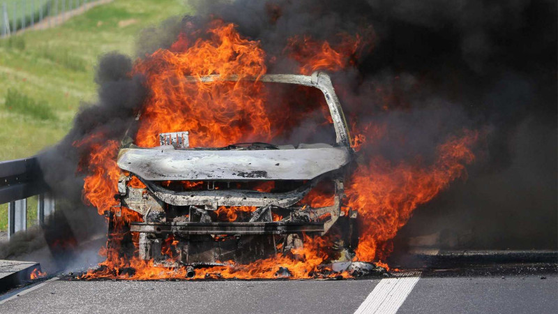 Bakıda avtomobildən başlayan yanğın yaşayış evinə keçib