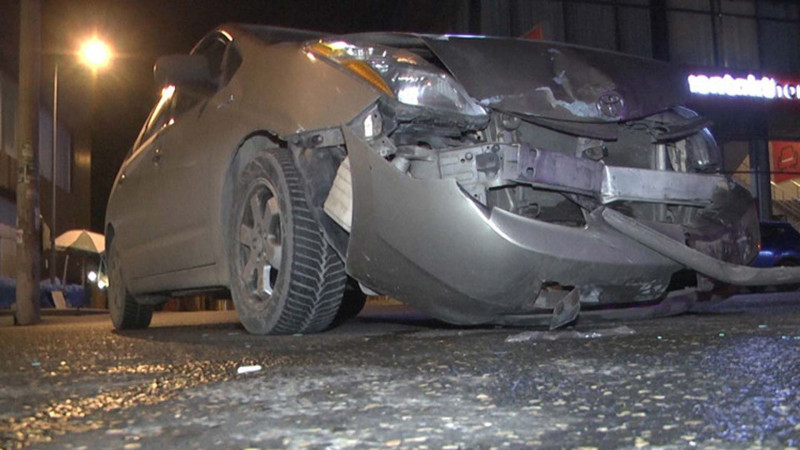 Sabunçu rayonunda “Prius” qəzaya uğrayıb