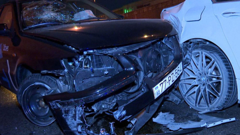 Bakıdakı tuneldə 3 avtomobilin toqquşması nəticəsində insan yaralanıb