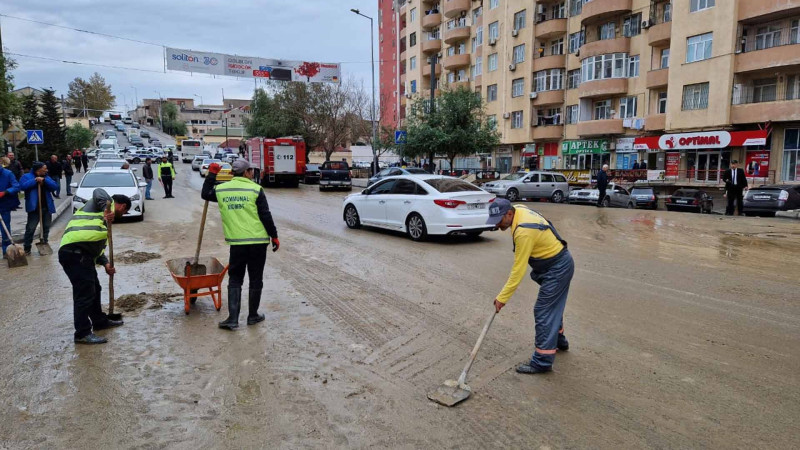 Yasamalda su borusunun partladığı ərazidə təmizlik işləri gedir