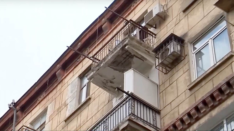 Yasamal və Nəsimi rayonlarında eyvanların qəzalı vəziyyətdə olması sakinləri narahat edir