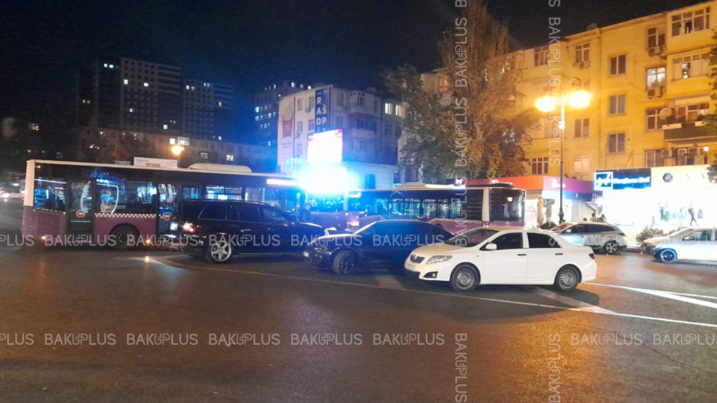 Bakıda təhlükəsizlik adacığı avtomobillərin sərgisinə çevrilib