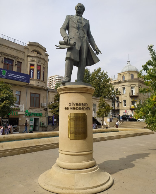 Görkəmli memar Zivərbəy Əhmədbəyovun heykəli üzərində məlumat lövhəsi yerləşdirilib